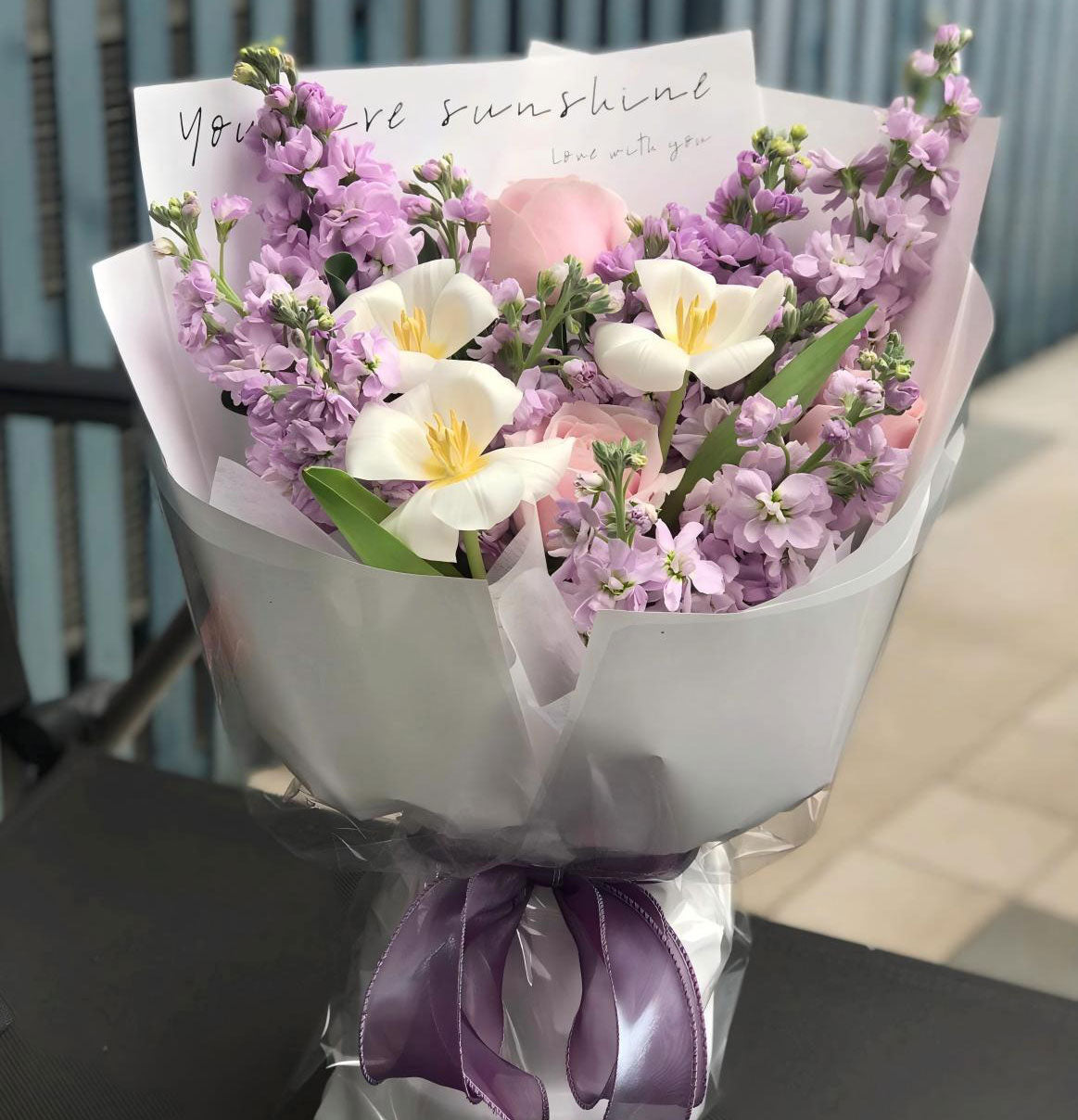 紫羅蘭鬱金香花束