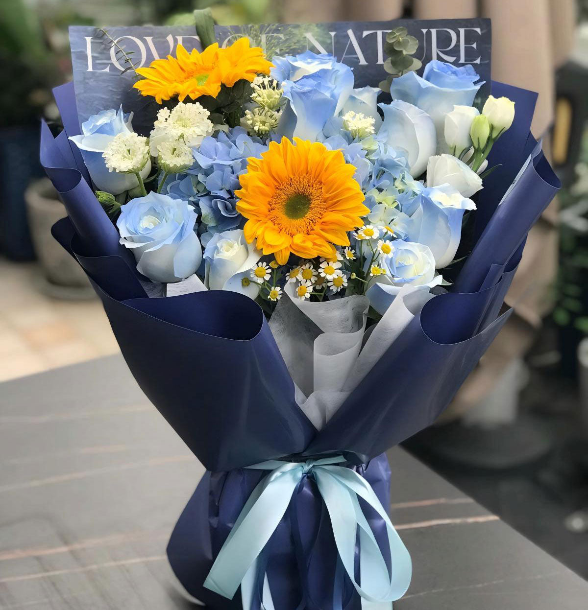 向日葵藍色繡球花束