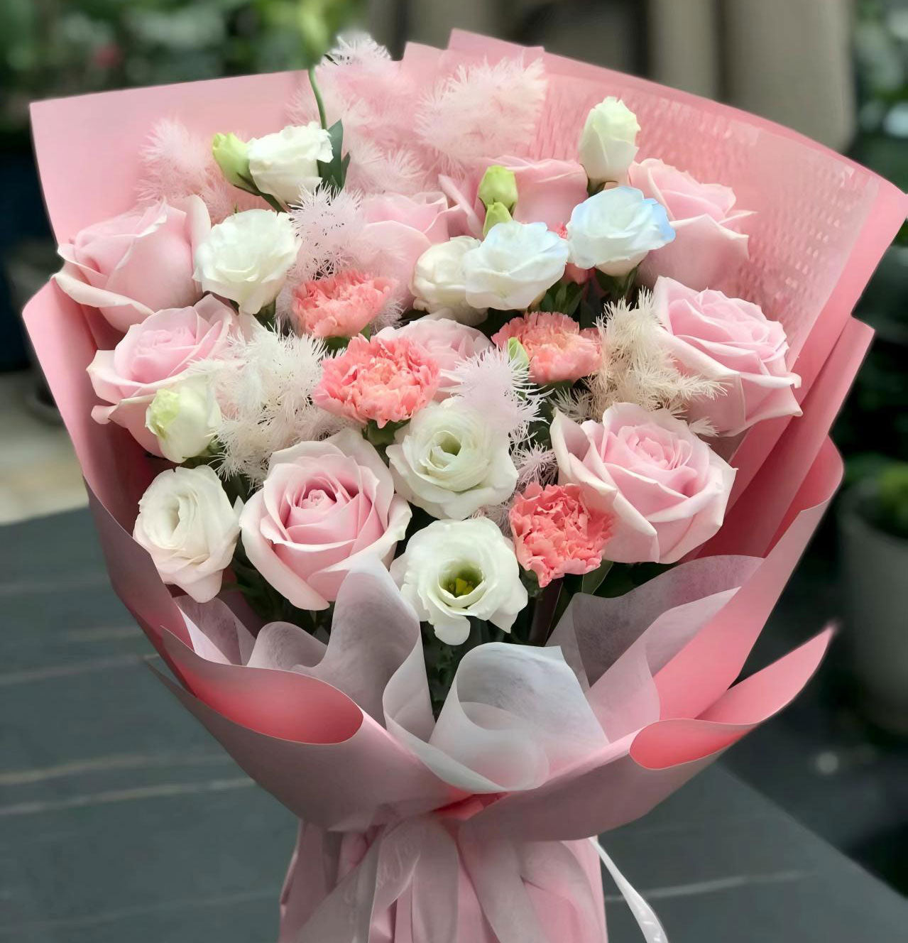 粉玫瑰蓬萊松花束