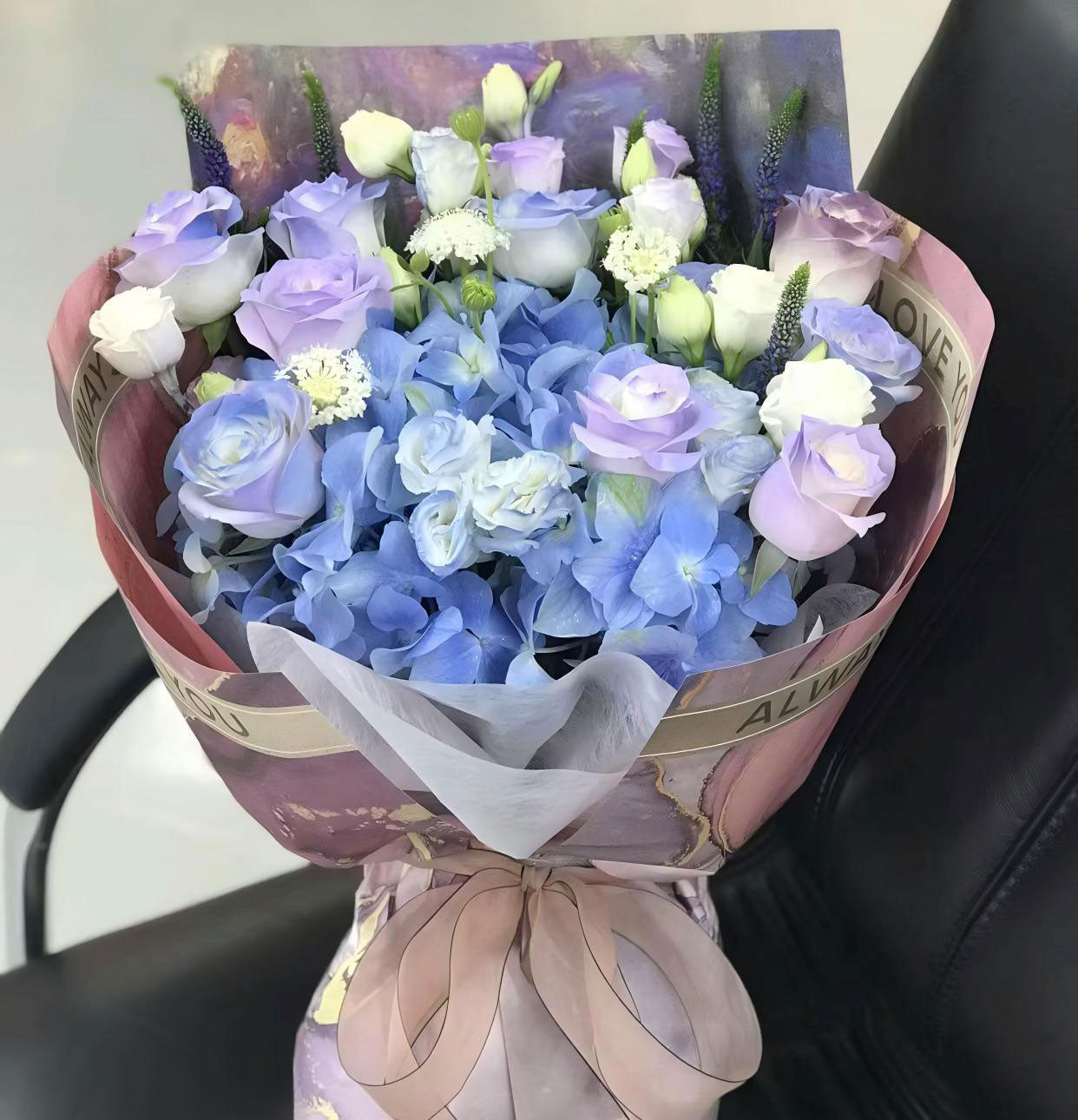 輕霧紫玫瑰藍色繡球花束